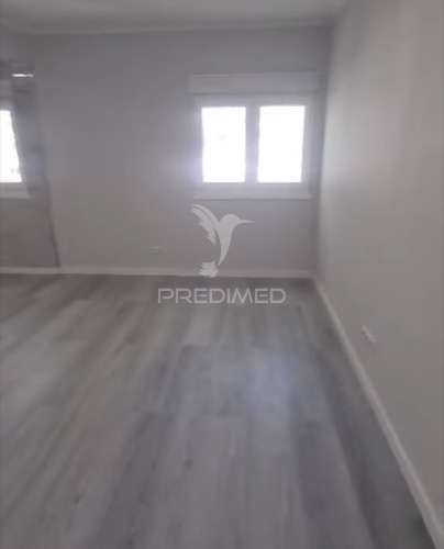 Apartamento t3 — excelente oportunidade de remodelação total no laranjeiro (almada)