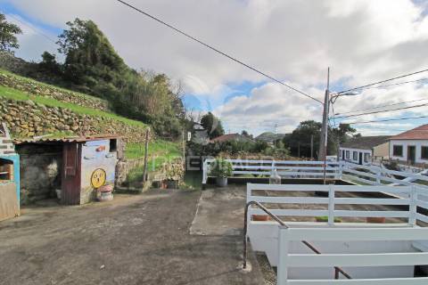 Moradia para venda na freguesia de são pedro – angra do heroísmo