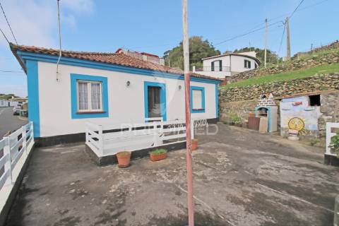 Moradia para venda na freguesia de são pedro – angra do heroísmo