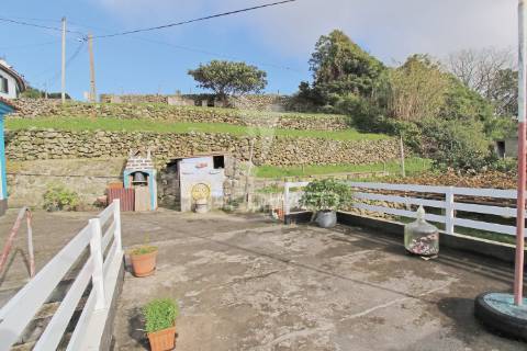 Moradia para venda na freguesia de são pedro – angra do heroísmo