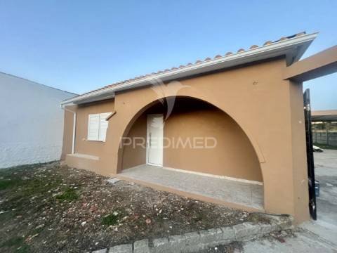 Vende-se moradia térrea v3 renovado em estarreja