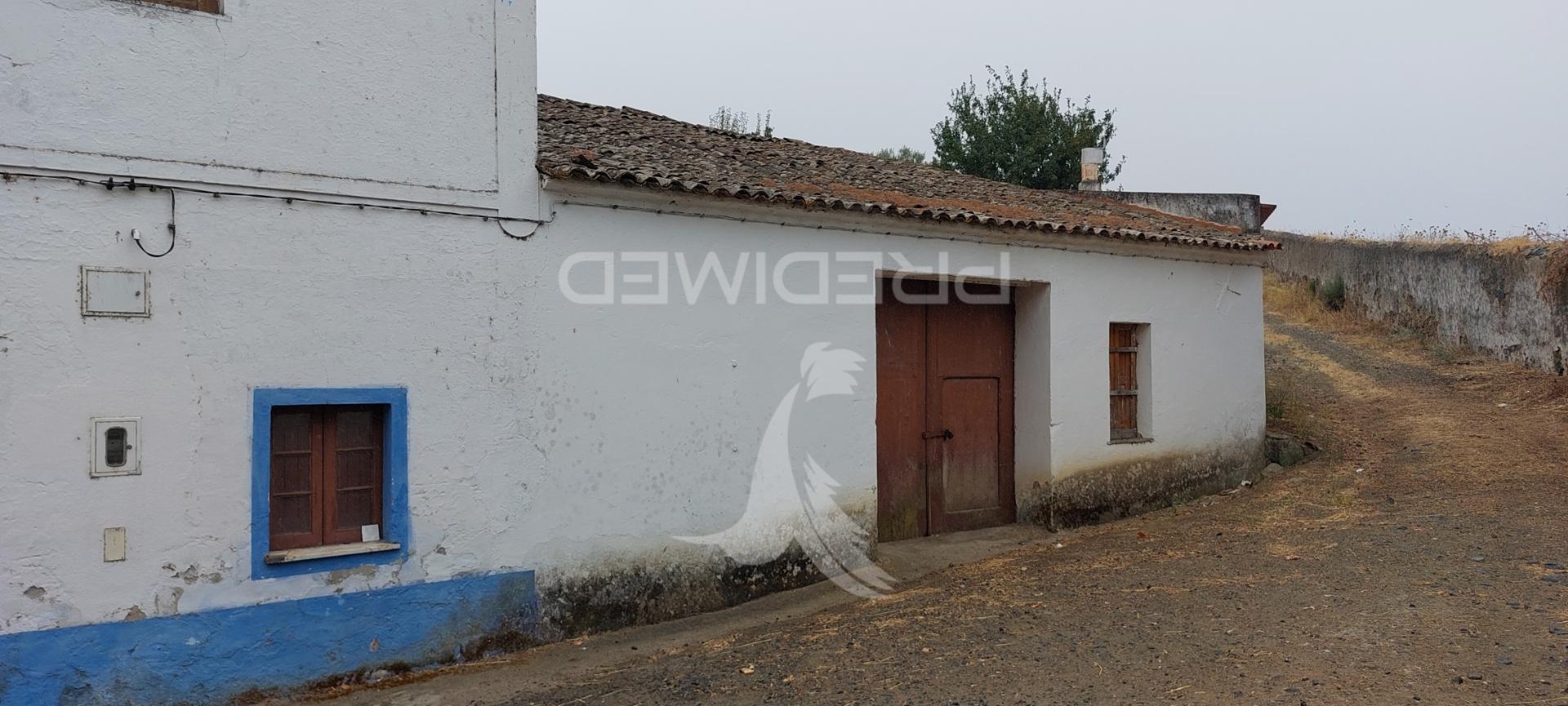 Edificio antiga moagem, casão e terreno rústico