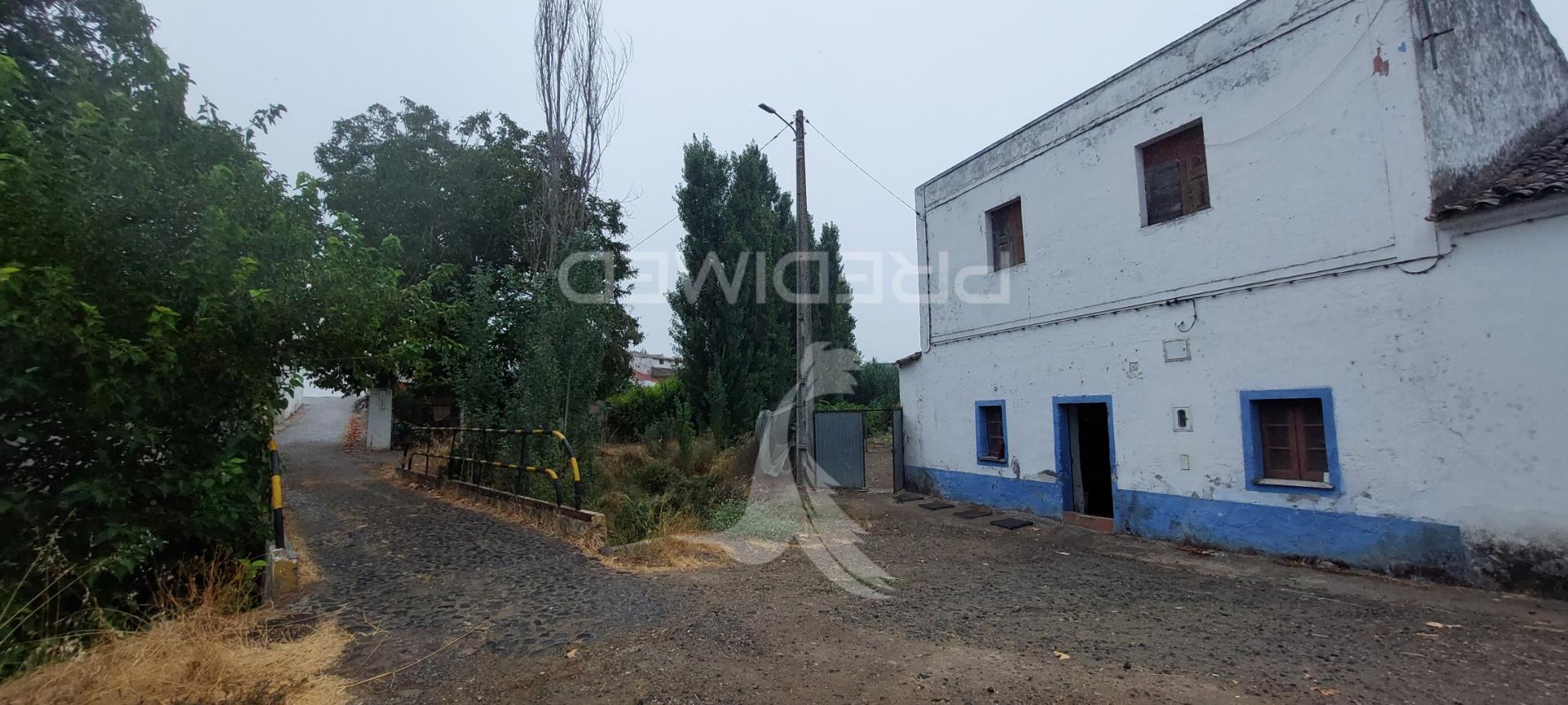 Edificio antiga moagem, casão e terreno rústico