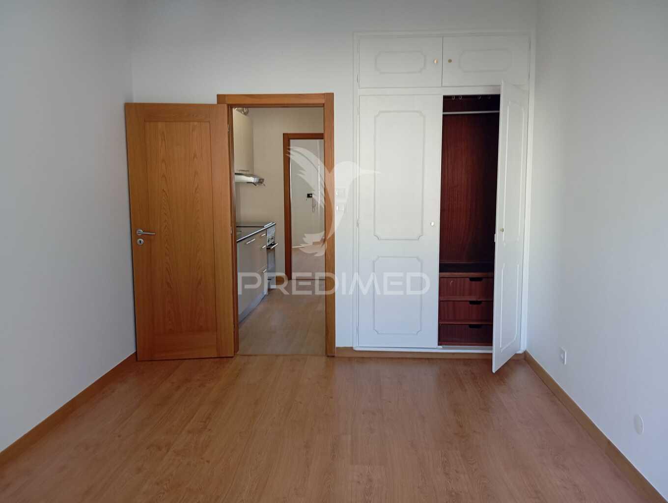 Apartamento t1 monte abraão remodelado, a 5 m da estação comboio