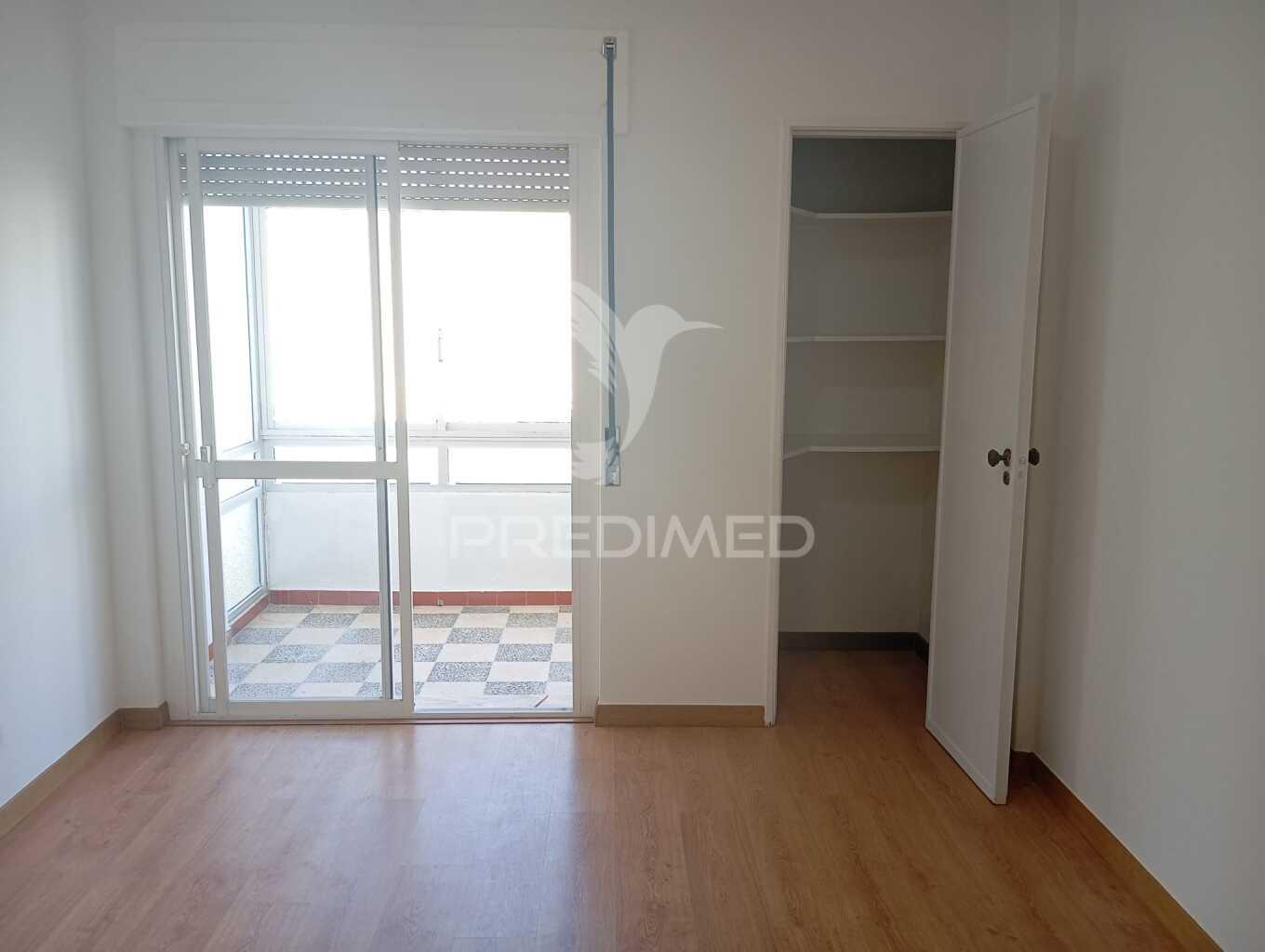 Apartamento t1 monte abraão remodelado, a 5 m da estação comboio