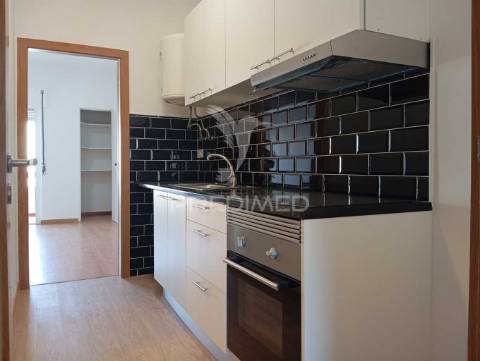 Apartamento t1 monte abraão remodelado, a 5 m da estação comboio