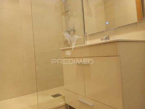 Apartamento t1 monte abraão remodelado, a 5 m da estação comboio