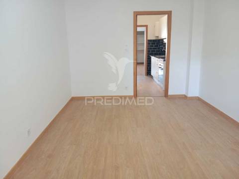 Apartamento t1 monte abraão remodelado, a 5 m da estação comboio