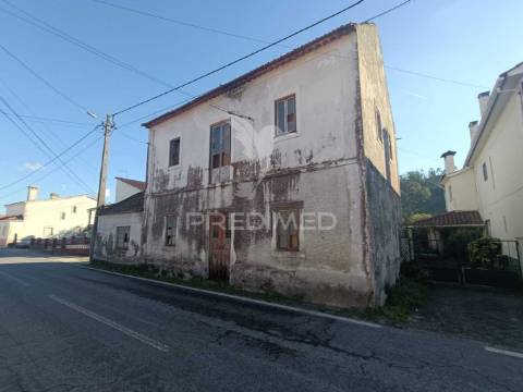 Moradia t6 para recuperação localizada a 5 minutos de caxarias, concelho de ourém.