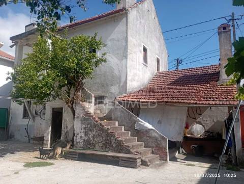 Moradia t6 para recuperação localizada a 5 minutos de caxarias, concelho de ourém.