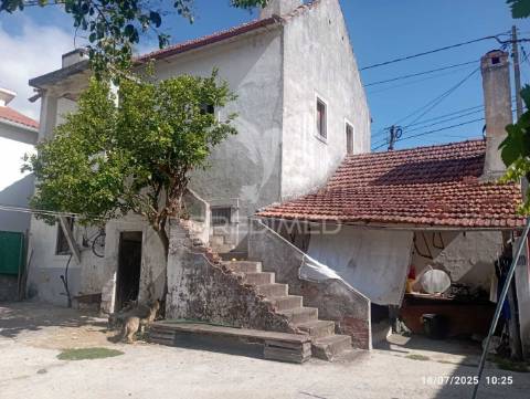 Moradia t6 para recuperação localizada a 5 minutos de caxarias, concelho de ourém.