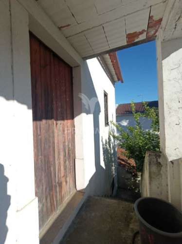 Moradia t6 para recuperação localizada a 5 minutos de caxarias, concelho de ourém.