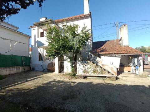 Moradia t6 para recuperação localizada a 5 minutos de caxarias, concelho de ourém.