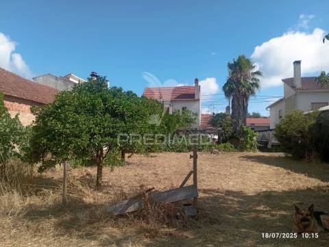 Moradia t6 para recuperação localizada a 5 minutos de caxarias, concelho de ourém.