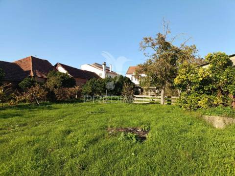 Moradia t6 para recuperação localizada a 5 minutos de caxarias, concelho de ourém.