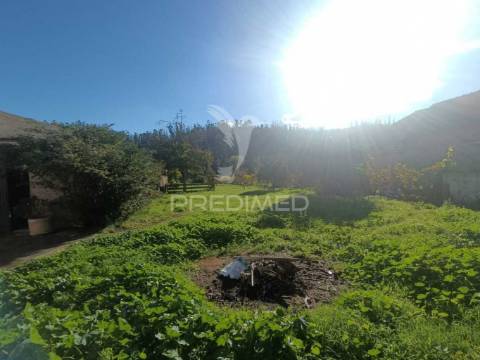 Moradia t6 para recuperação localizada a 5 minutos de caxarias, concelho de ourém.