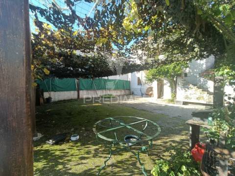 Moradia t6 para recuperação localizada a 5 minutos de caxarias, concelho de ourém.