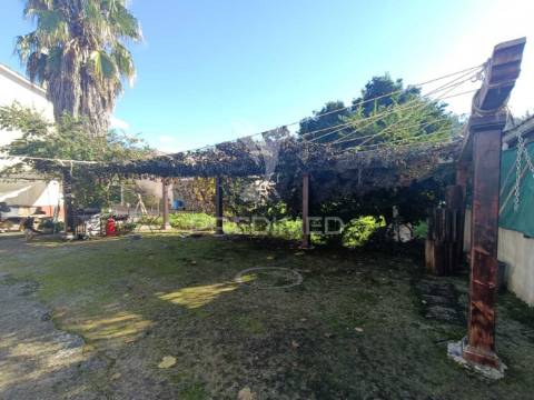 Moradia t6 para recuperação localizada a 5 minutos de caxarias, concelho de ourém.