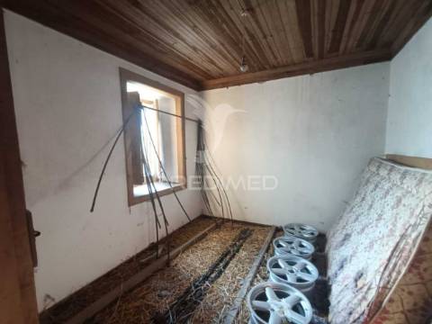 Moradia t6 para recuperação localizada a 5 minutos de caxarias, concelho de ourém.