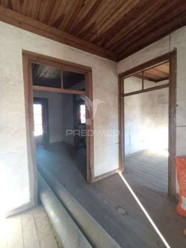 Moradia t6 para recuperação localizada a 5 minutos de caxarias, concelho de ourém.