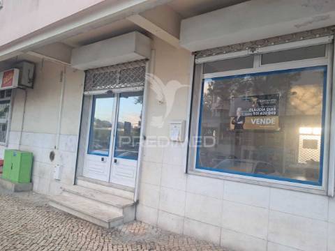 Loja com duas frentes e montras amplas na urbanização da anta, agualva cacem