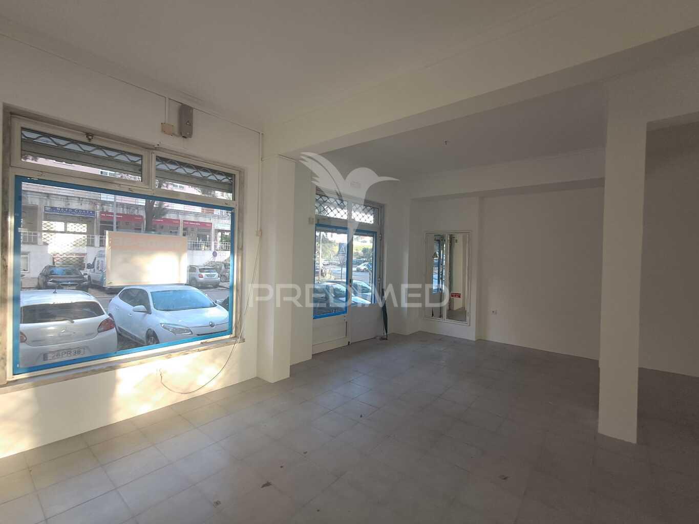 Loja com duas frentes e montras amplas na urbanização da anta, agualva cacem