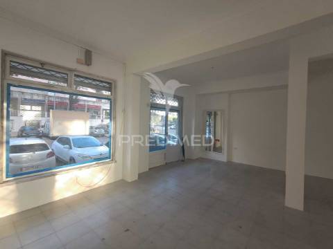 Loja com duas frentes e montras amplas na urbanização da anta, agualva cacem