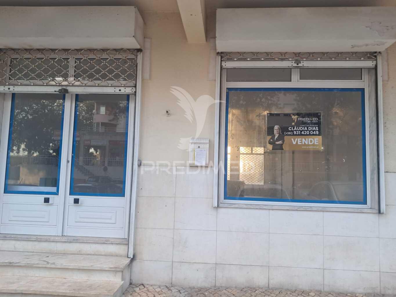 Loja com duas frentes e montras amplas na urbanização da anta, agualva cacem