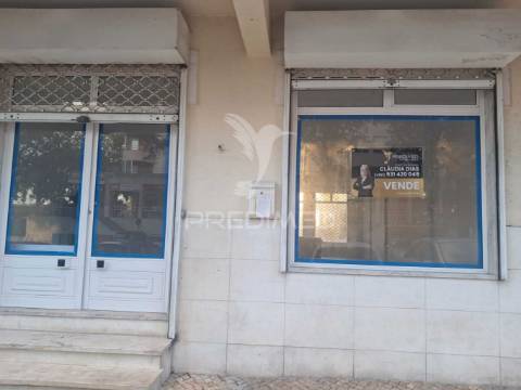 Loja com duas frentes e montras amplas na urbanização da anta, agualva cacem