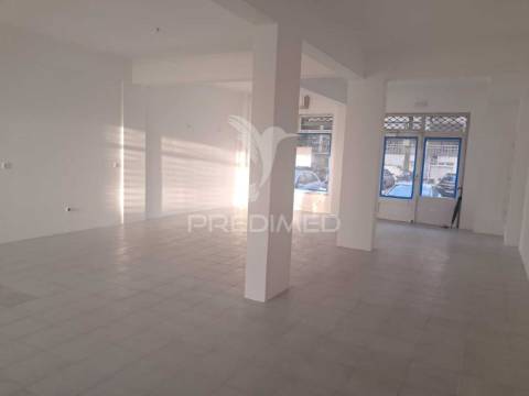 Loja com duas frentes e montras amplas na urbanização da anta, agualva cacem