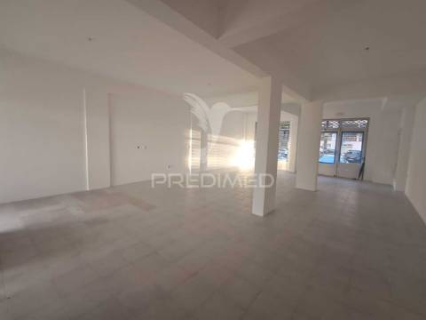 Loja com duas frentes e montras amplas na urbanização da anta, agualva cacem