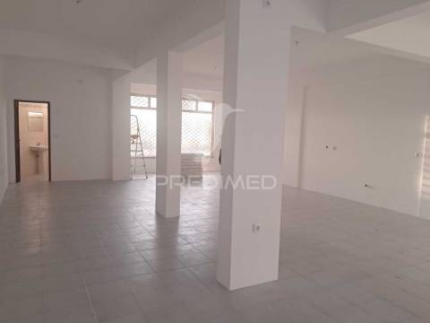 Loja com duas frentes e montras amplas na urbanização da anta, agualva cacem