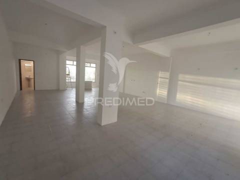 Loja com duas frentes e montras amplas na urbanização da anta, agualva cacem