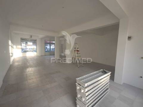 Loja com duas frentes e montras amplas na urbanização da anta, agualva cacem