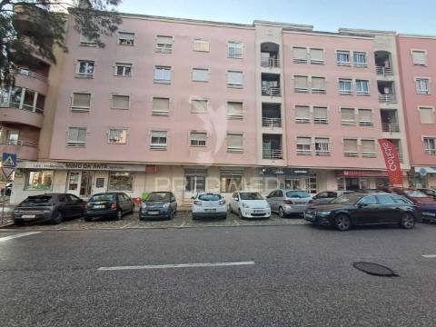 Loja com duas frentes e montras amplas na urbanização da anta, agualva cacem