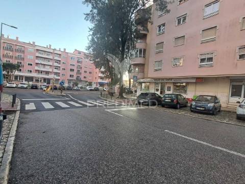 Loja com duas frentes e montras amplas na urbanização da anta, agualva cacem