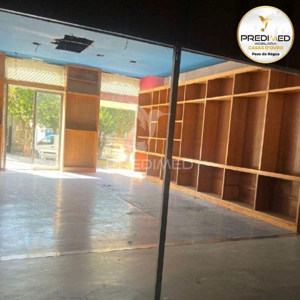 Prédio, em propriedade horizontal, com 3 lojas no rés-do-chão, 2 apartamentos t4