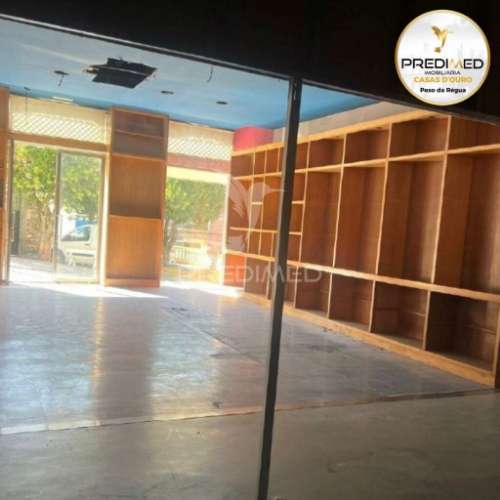 Prédio, em propriedade horizontal, com 3 lojas no rés-do-chão, 2 apartamentos t4