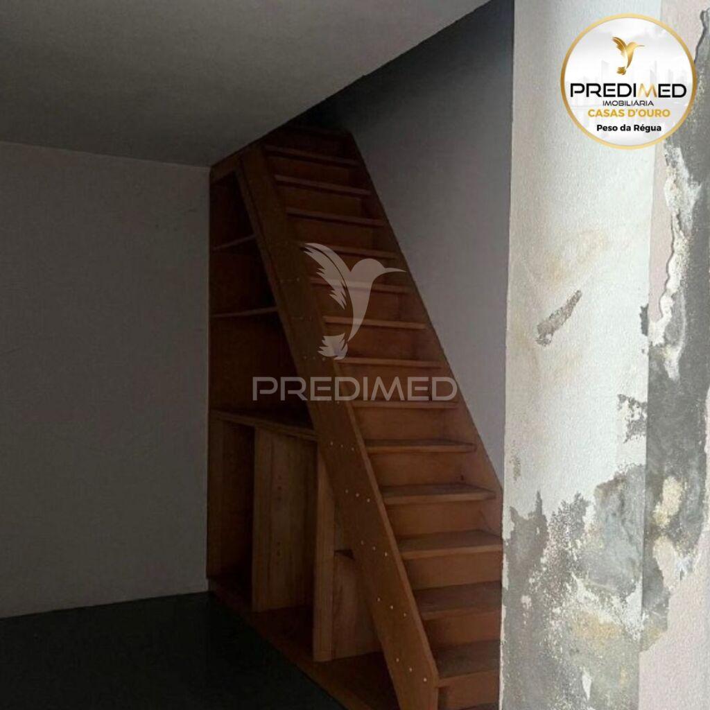 Prédio, em propriedade horizontal, com 3 lojas no rés-do-chão, 2 apartamentos t4