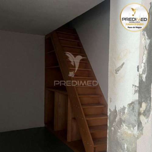 Prédio, em propriedade horizontal, com 3 lojas no rés-do-chão, 2 apartamentos t4