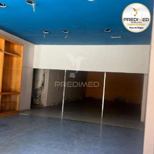 Prédio, em propriedade horizontal, com 3 lojas no rés-do-chão, 2 apartamentos t4