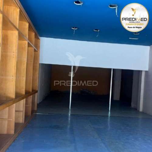 Prédio, em propriedade horizontal, com 3 lojas no rés-do-chão, 2 apartamentos t4