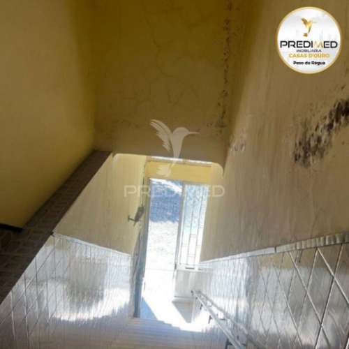 Prédio, em propriedade horizontal, com 3 lojas no rés-do-chão, 2 apartamentos t4