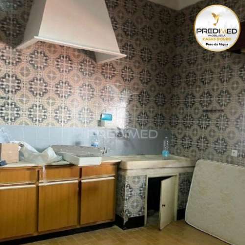 Prédio, em propriedade horizontal, com 3 lojas no rés-do-chão, 2 apartamentos t4