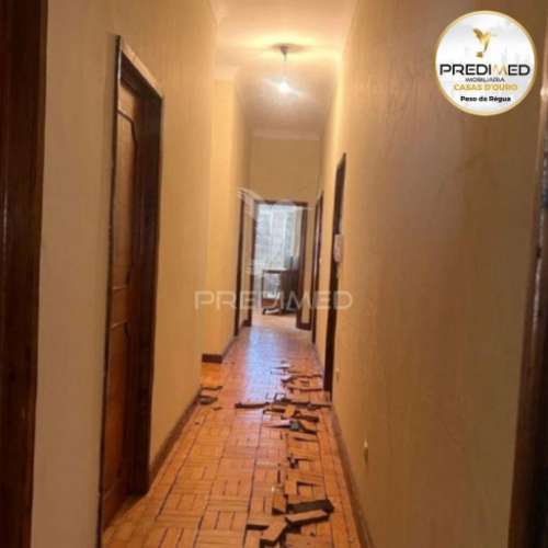 Prédio, em propriedade horizontal, com 3 lojas no rés-do-chão, 2 apartamentos t4