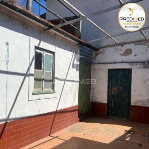 Prédio, em propriedade horizontal, com 3 lojas no rés-do-chão, 2 apartamentos t4