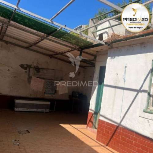 Prédio, em propriedade horizontal, com 3 lojas no rés-do-chão, 2 apartamentos t4