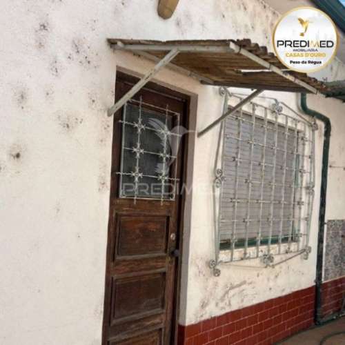 Prédio, em propriedade horizontal, com 3 lojas no rés-do-chão, 2 apartamentos t4