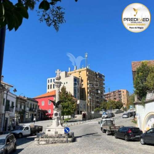 Prédio, em propriedade horizontal, com 3 lojas no rés-do-chão, 2 apartamentos t4