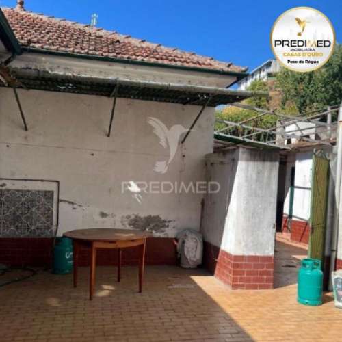 Prédio, em propriedade horizontal, com 3 lojas no rés-do-chão, 2 apartamentos t4